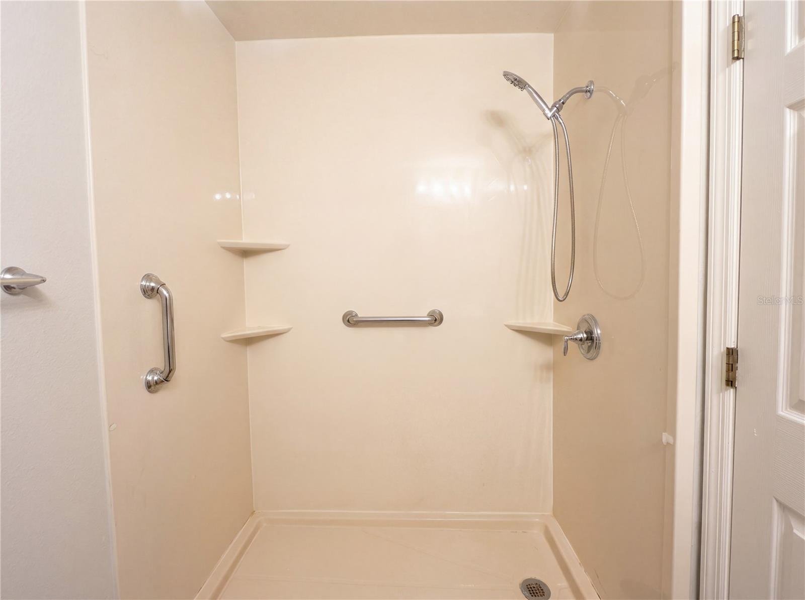 Listing photo id 14 for 2483 Walkertown Avenue