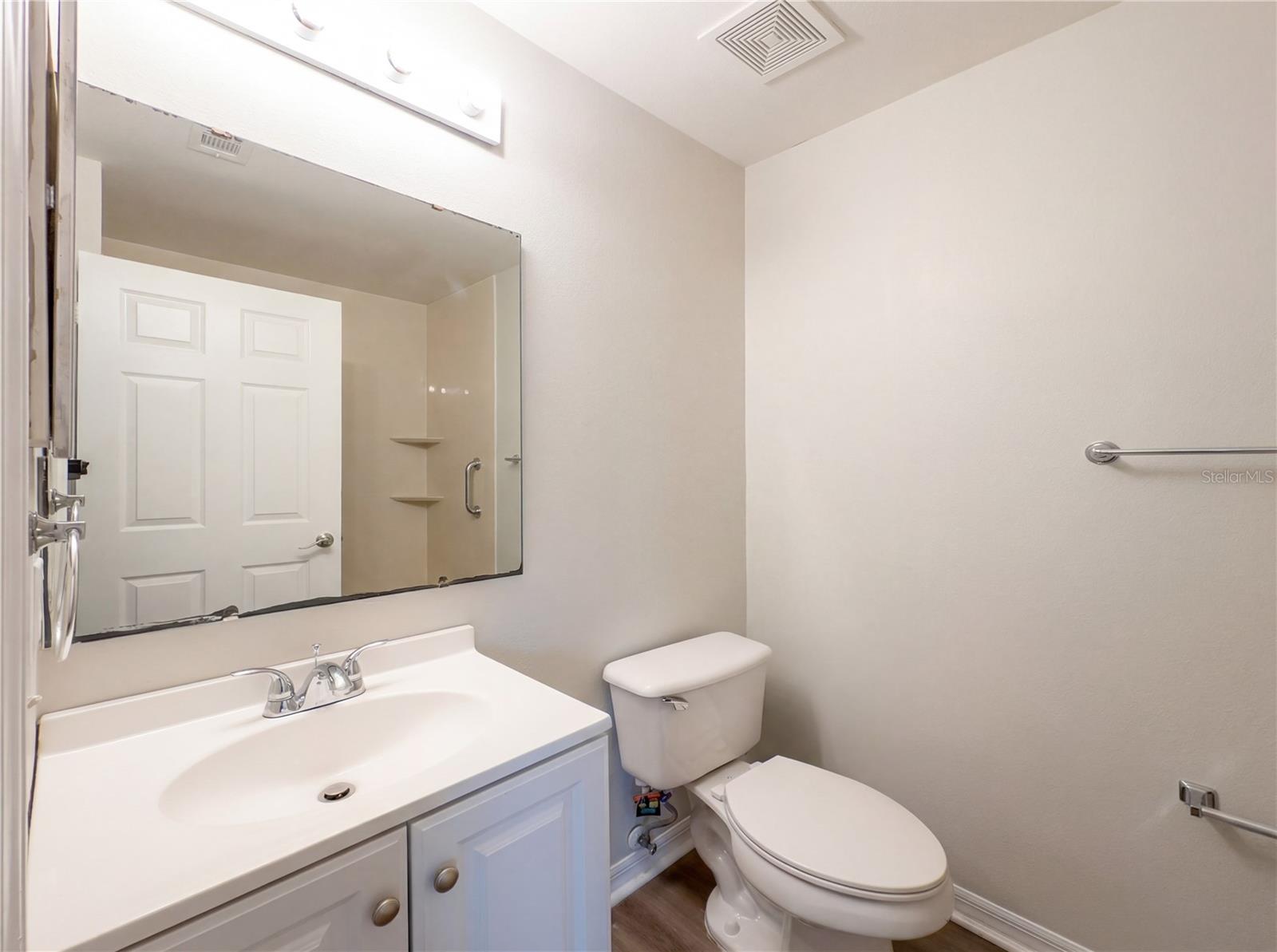 Listing photo id 15 for 2483 Walkertown Avenue