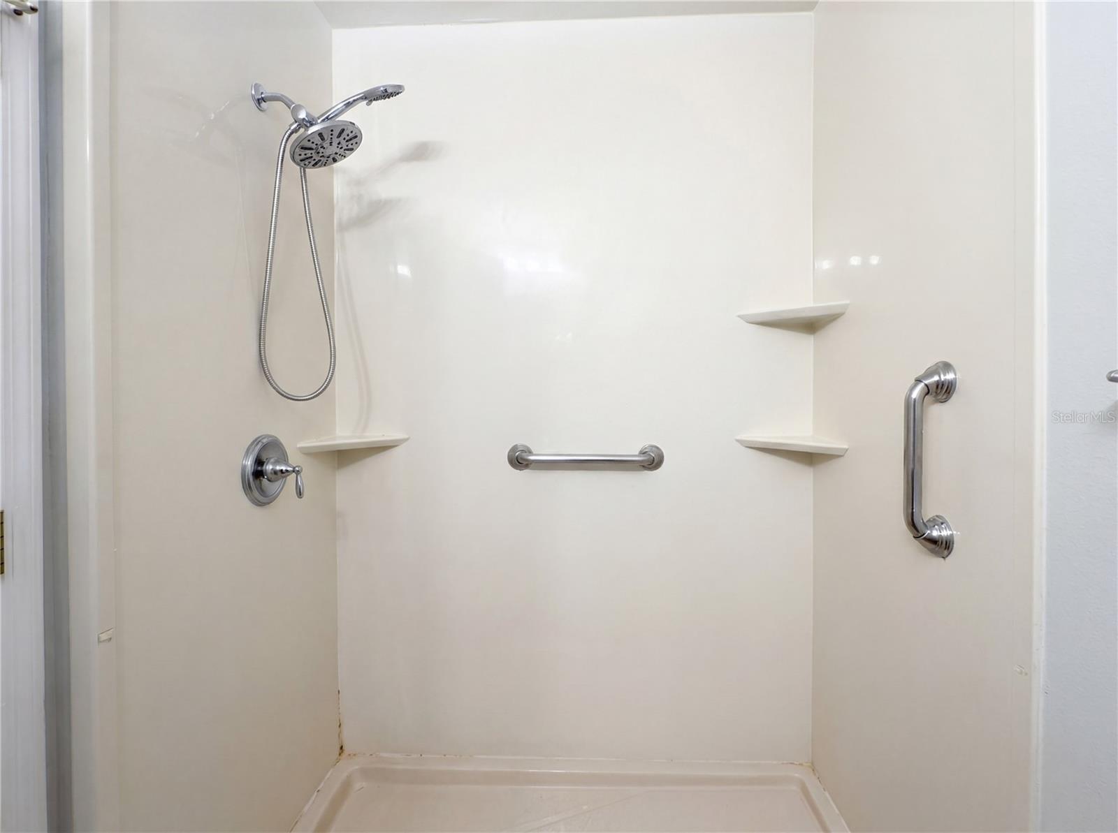 Listing photo id 16 for 2483 Walkertown Avenue