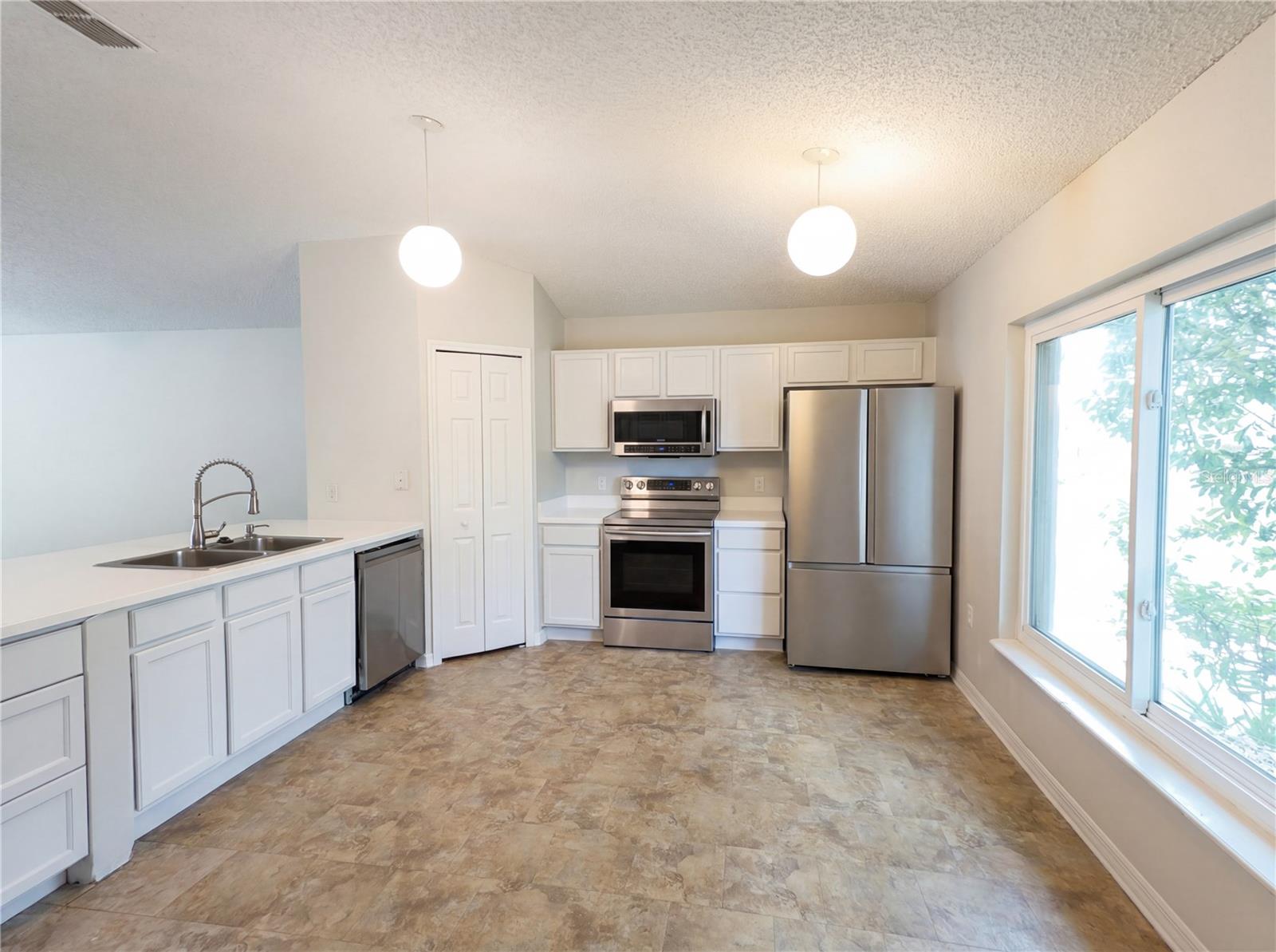 Listing photo id 3 for 2483 Walkertown Avenue