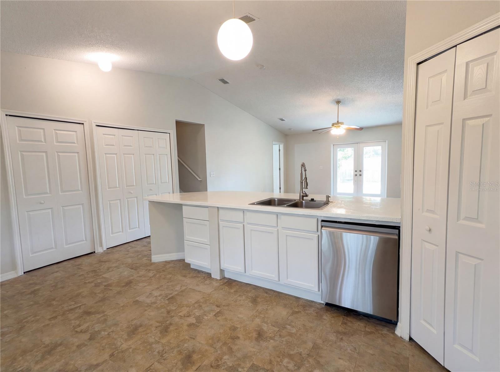 Listing photo id 4 for 2483 Walkertown Avenue