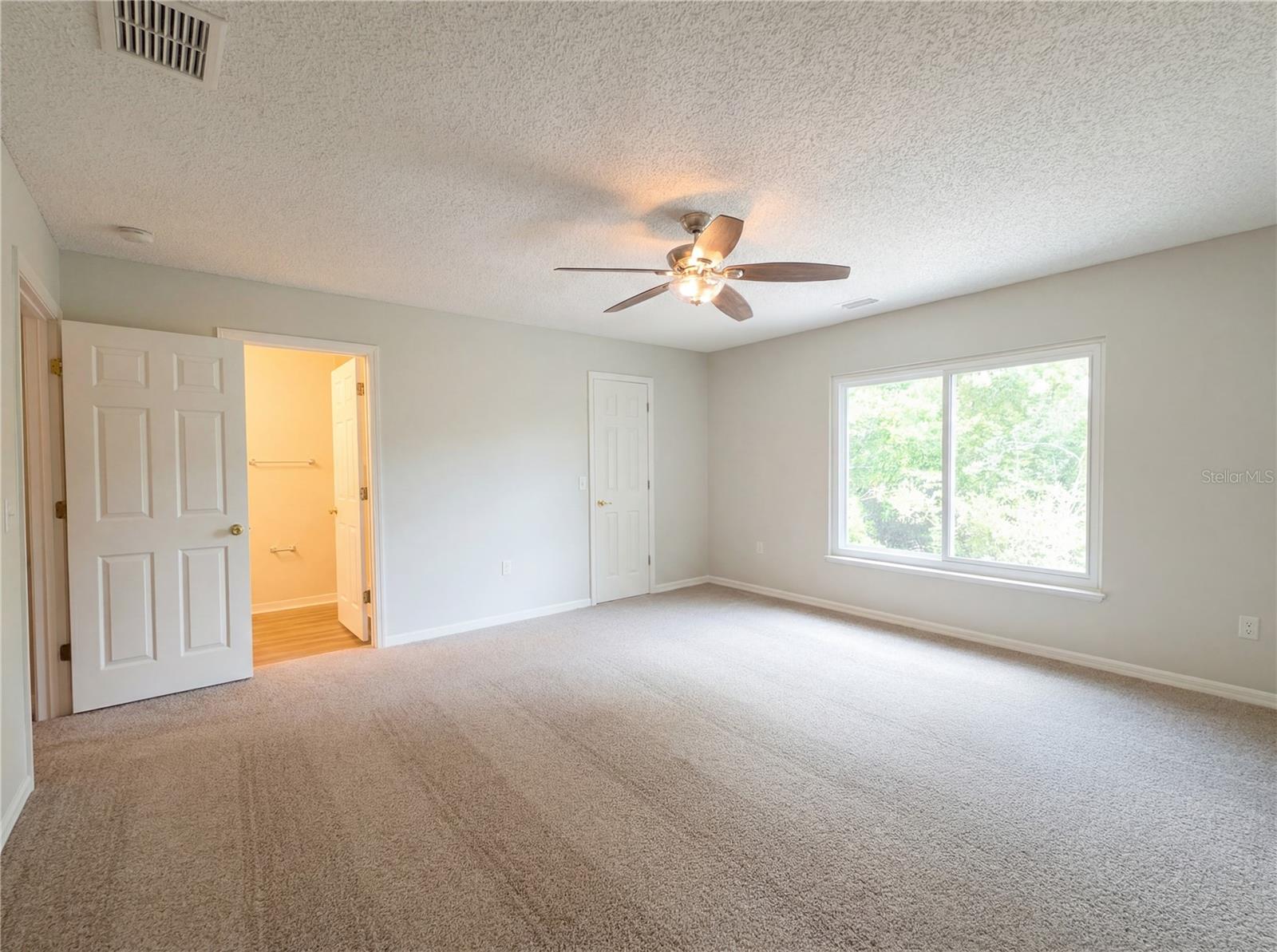 Listing photo id 6 for 2483 Walkertown Avenue