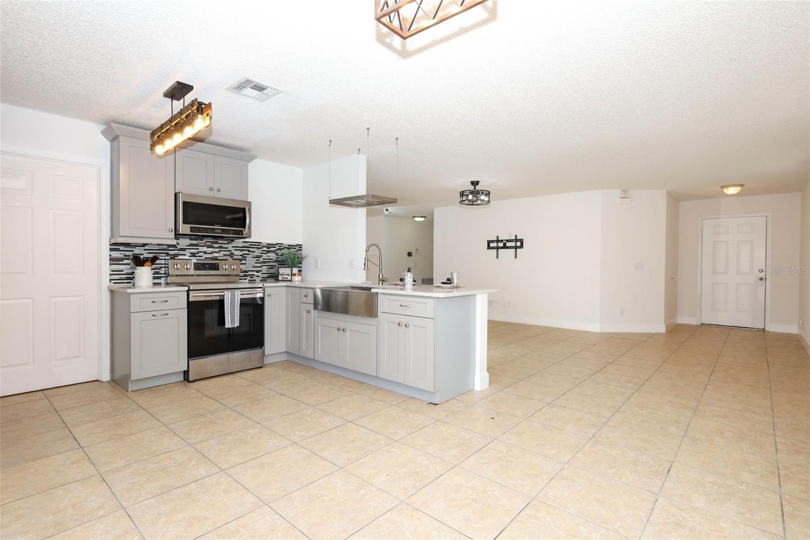 Listing photo id 13 for 15043 Waterford Chase Parkway