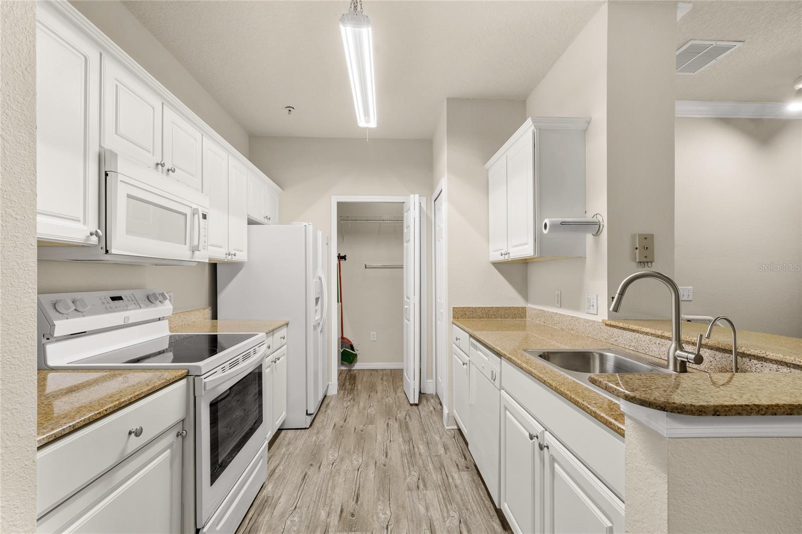 Image 10 of 46 For 431 Southern Pecan Circle 201