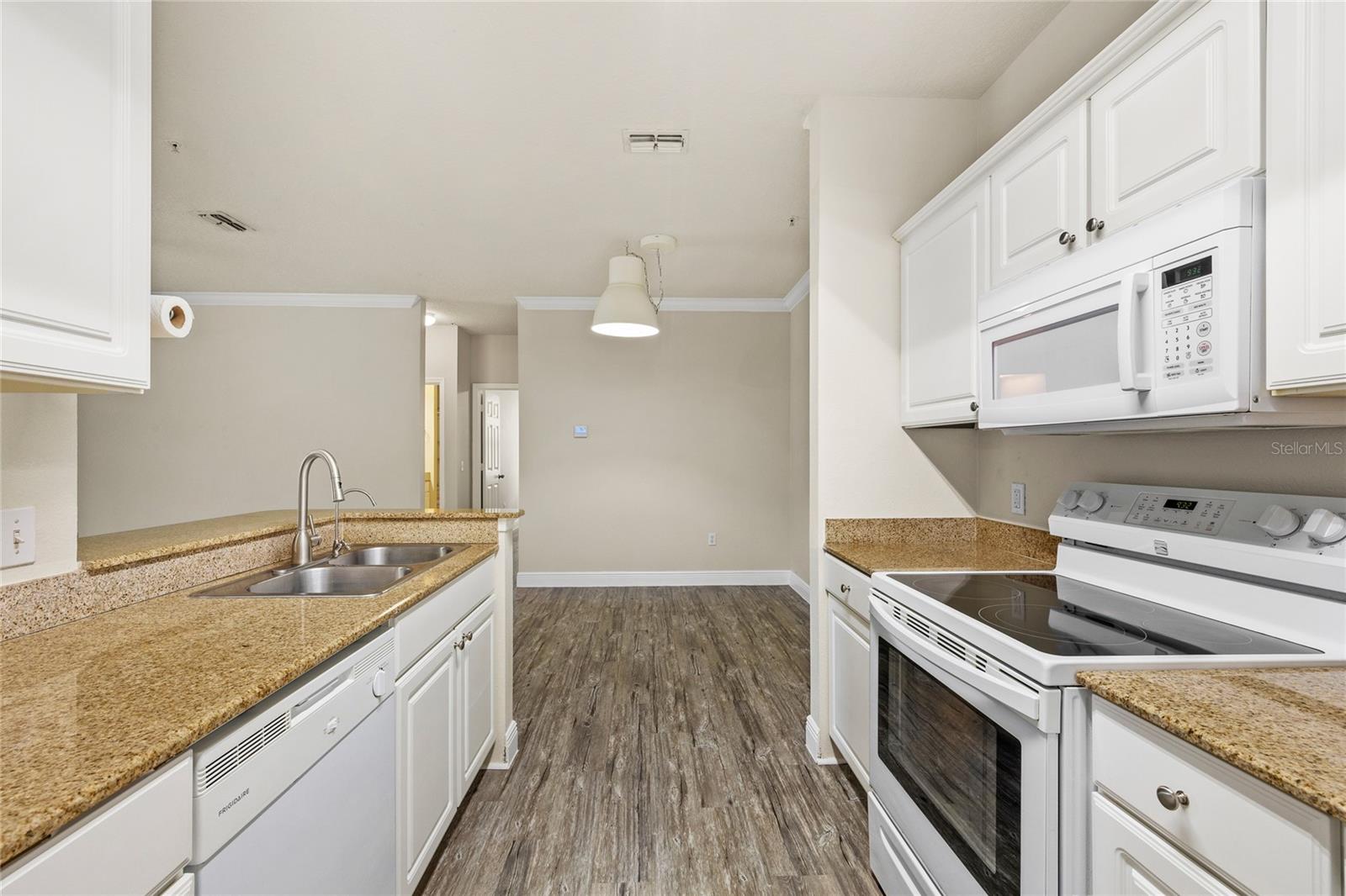 Image 12 of 46 For 431 Southern Pecan Circle 201