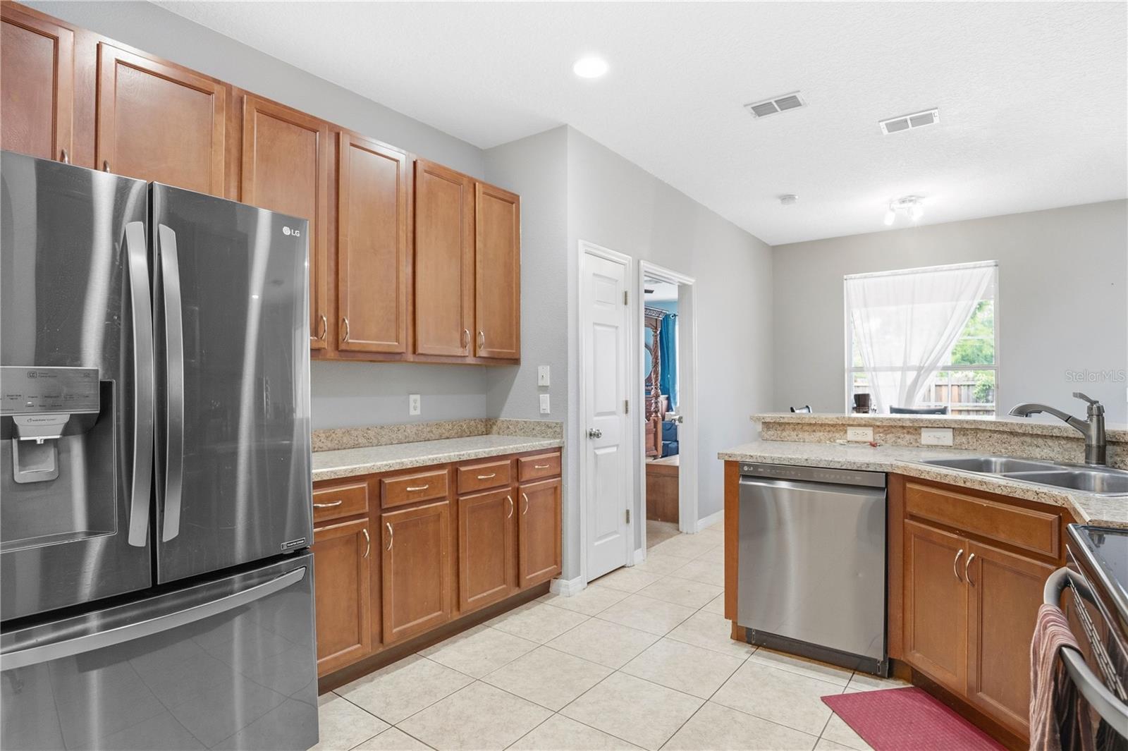 Image 11 of 32 For 860 Hart Avenue