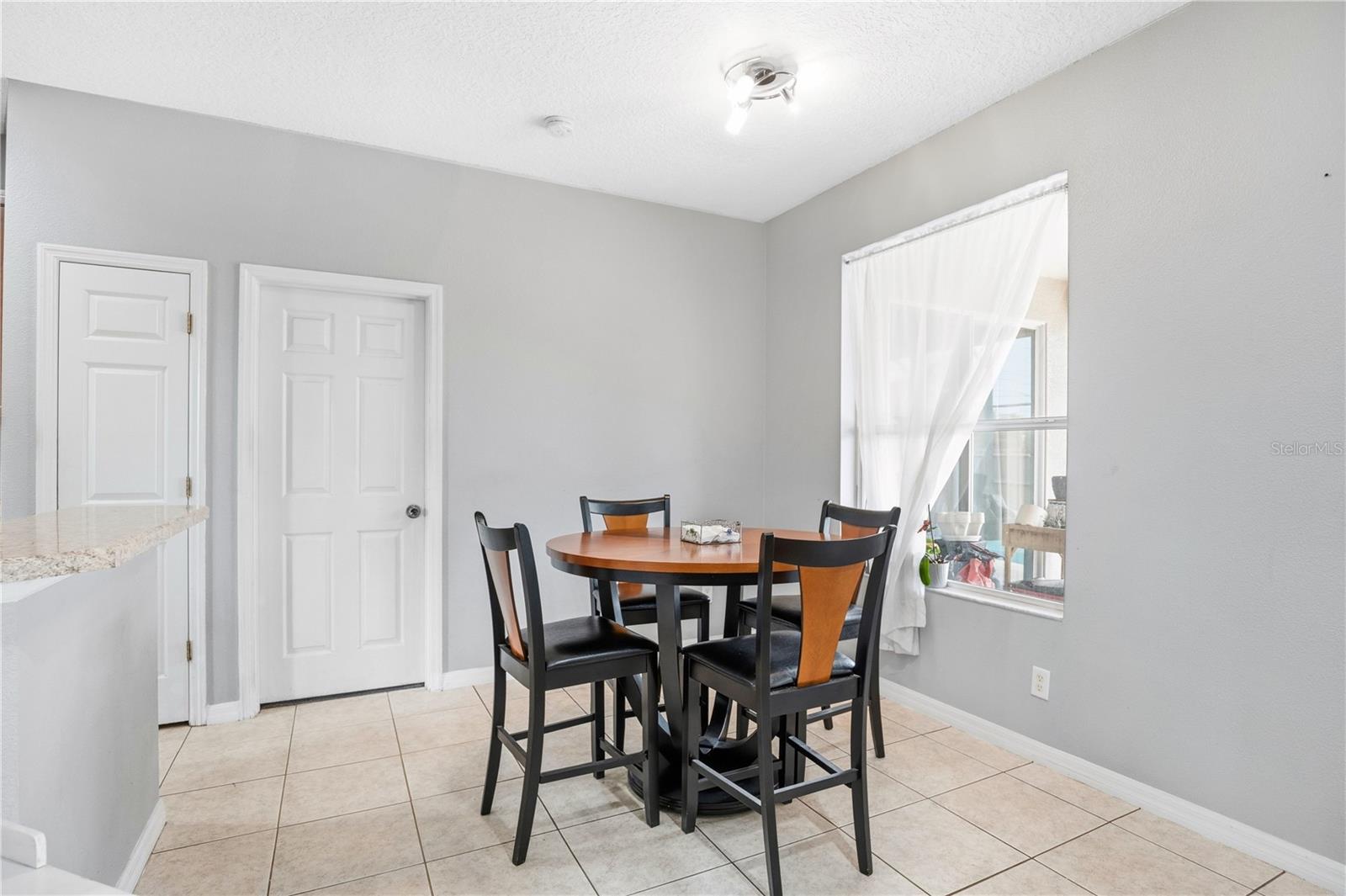 Image 13 of 32 For 860 Hart Avenue