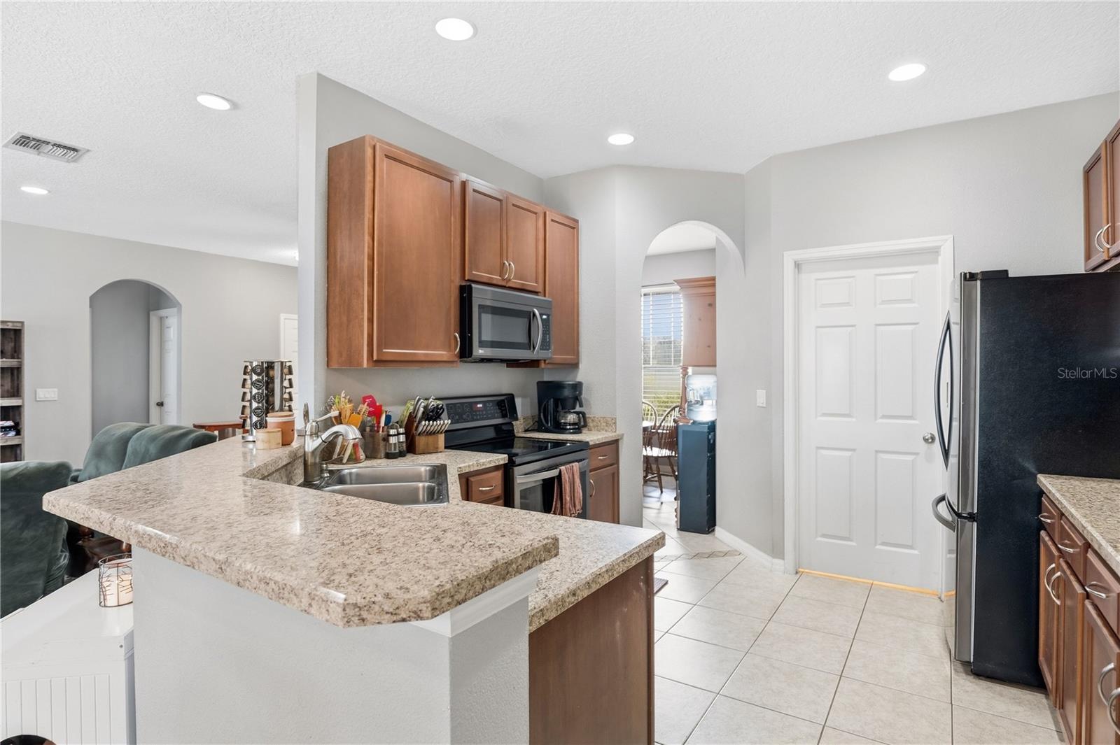 Image 5 of 32 For 860 Hart Avenue