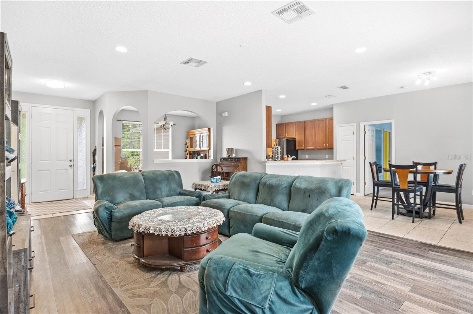 Image 6 of 32 For 860 Hart Avenue