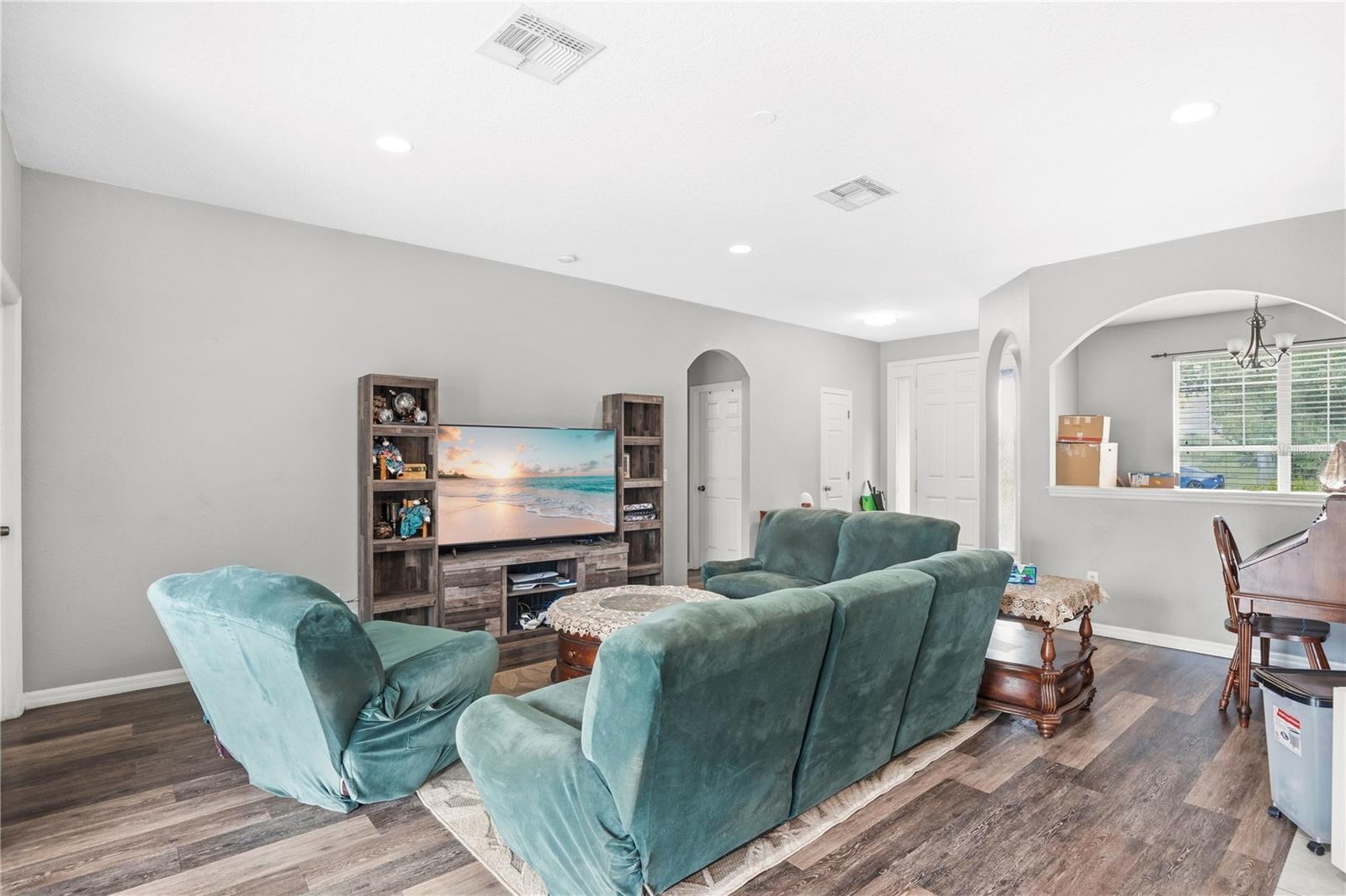 Image 7 of 32 For 860 Hart Avenue