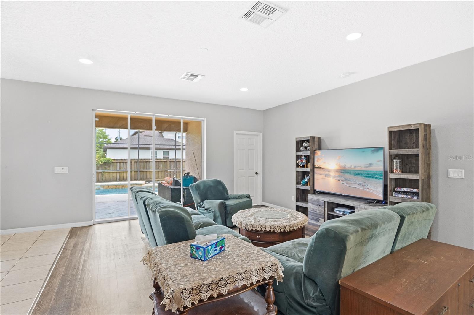 Image 8 of 32 For 860 Hart Avenue