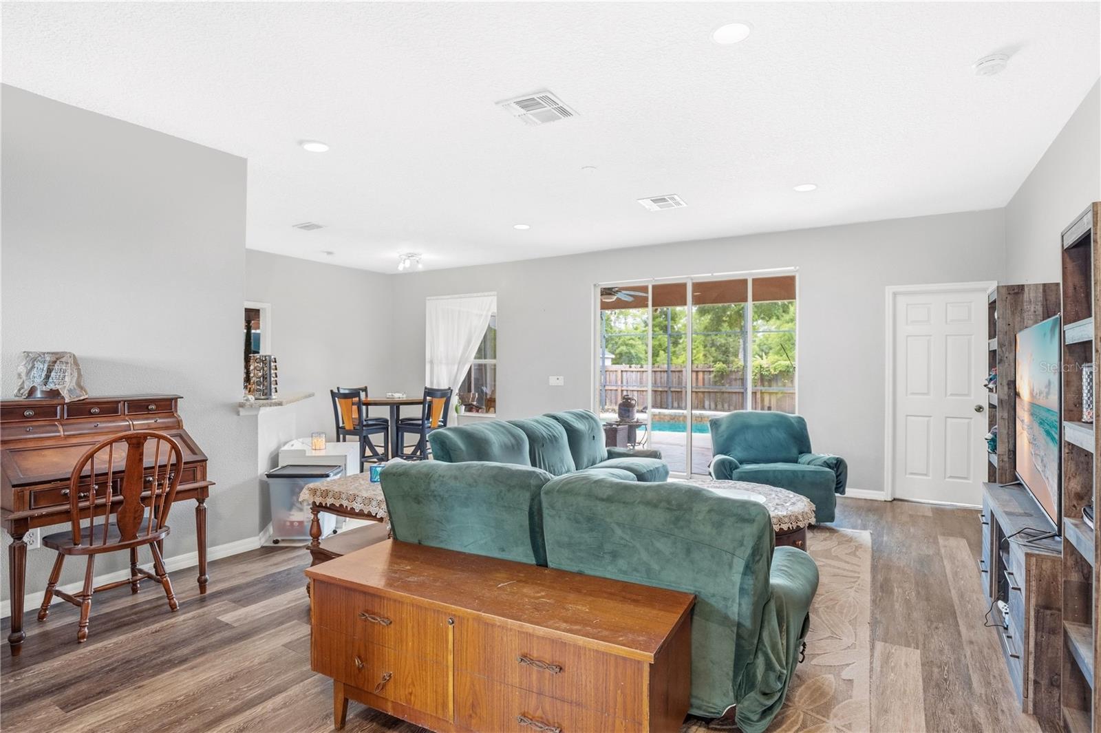 Image 9 of 32 For 860 Hart Avenue