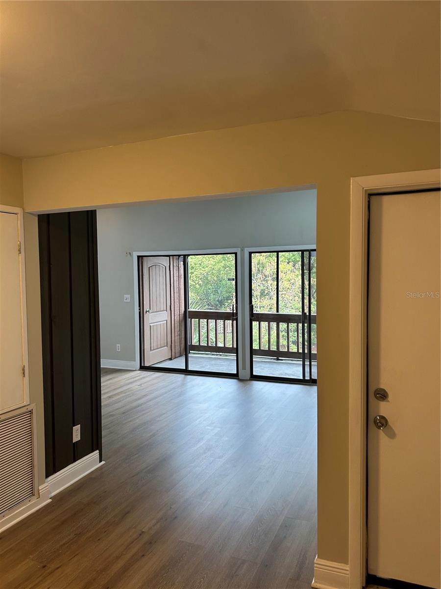 Image 11 of 30 For 958 Michigan Street B