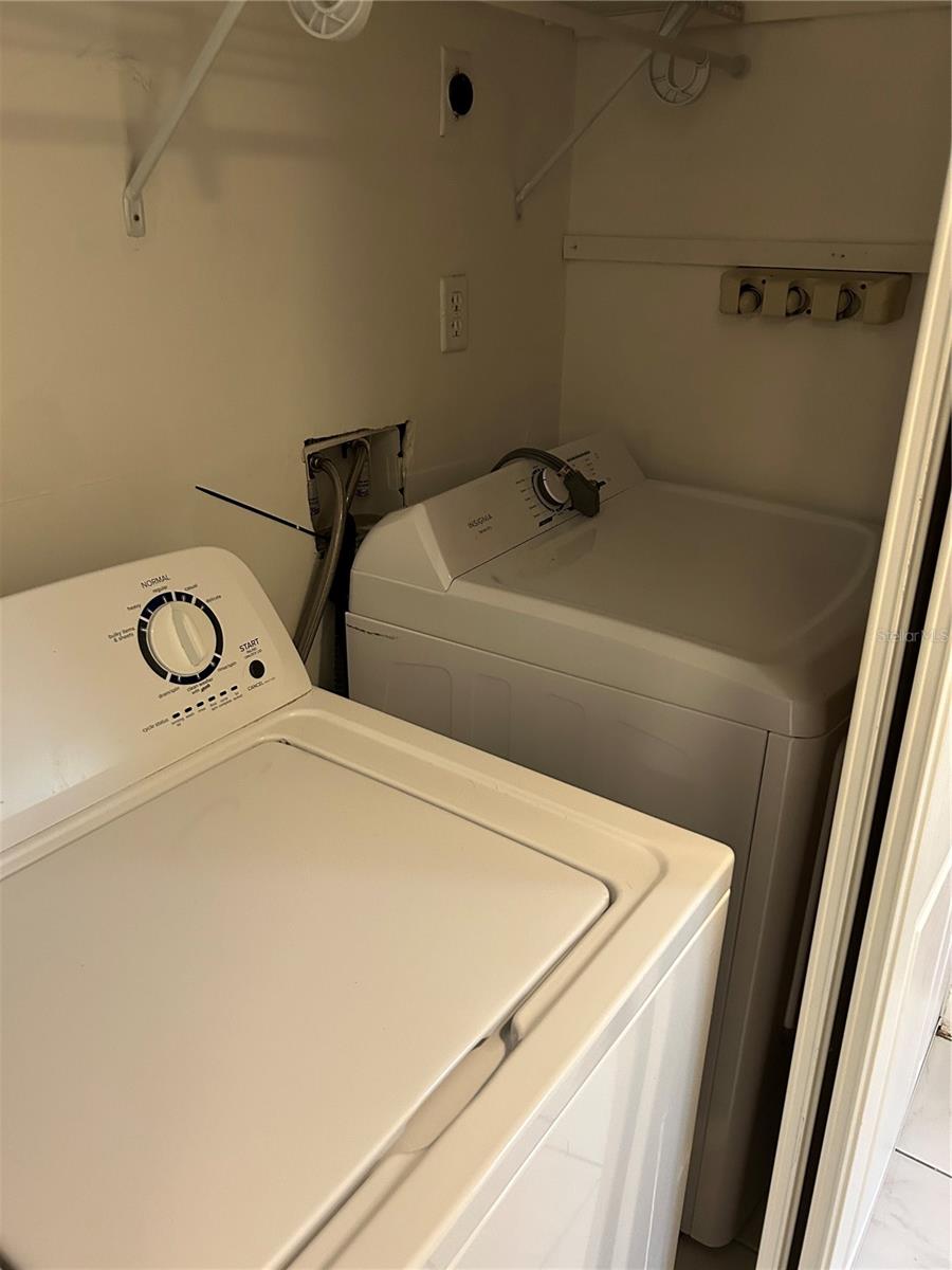 Image 16 of 30 For 958 Michigan Street B