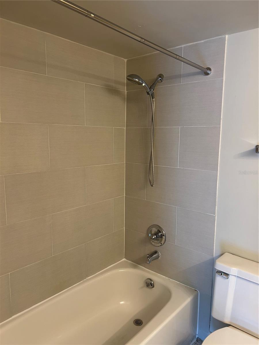 Image 21 of 30 For 958 Michigan Street B