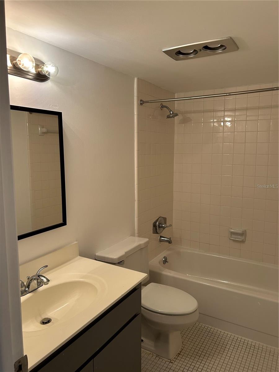 Image 24 of 30 For 958 Michigan Street B