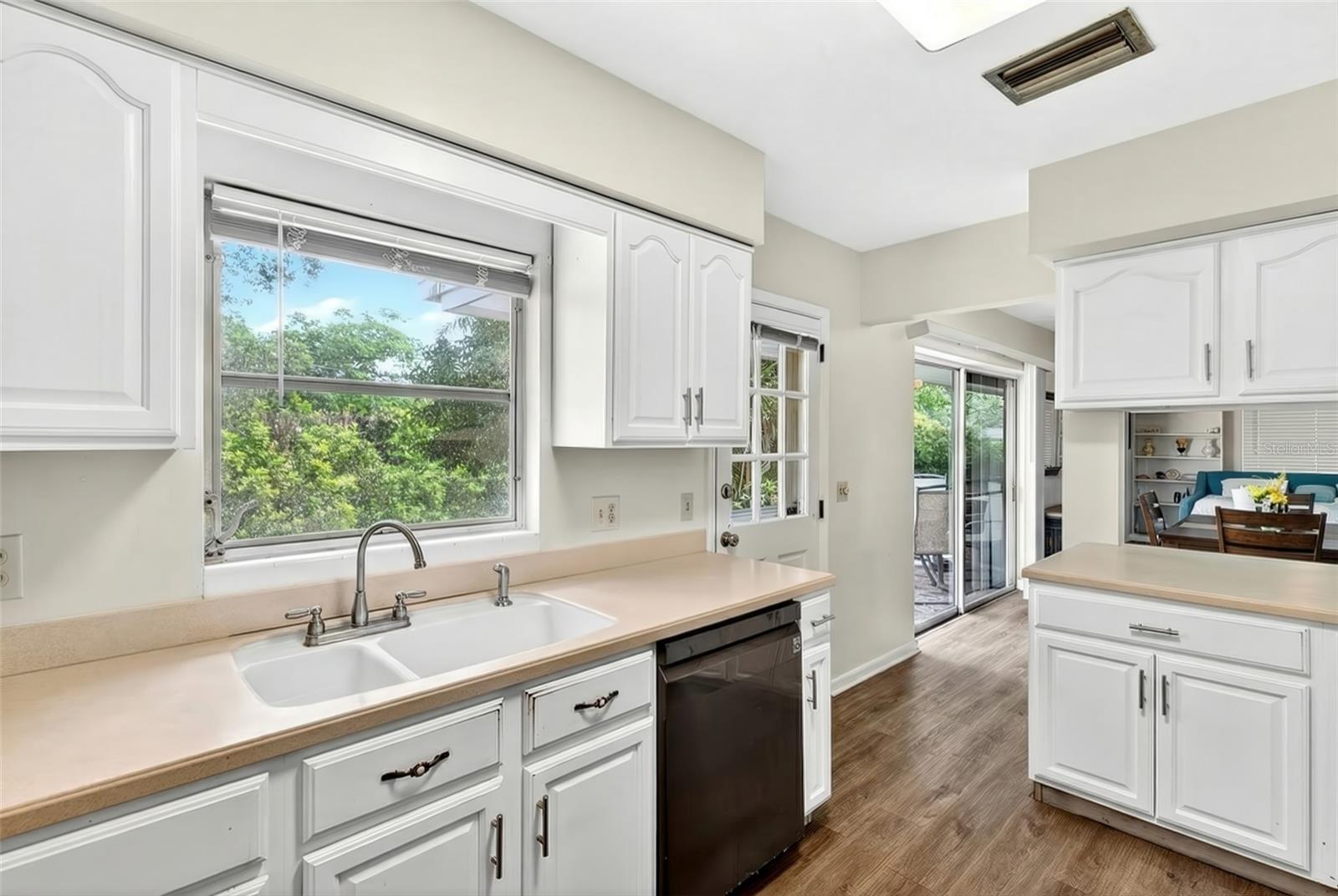 Image 8 of 18 For 1565 Evergreen Avenue