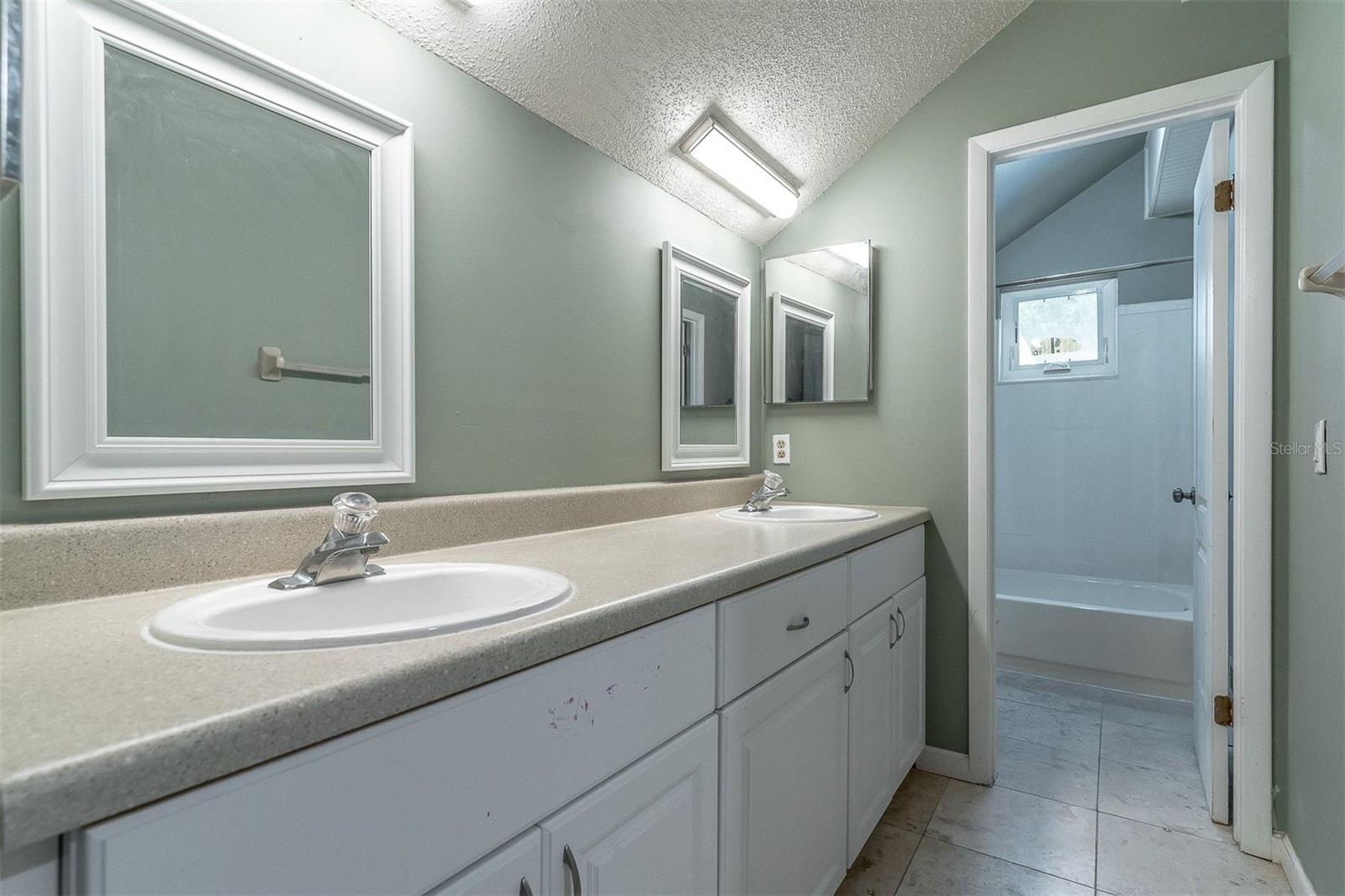 Image 20 of 39 For 1319 Summertree Court