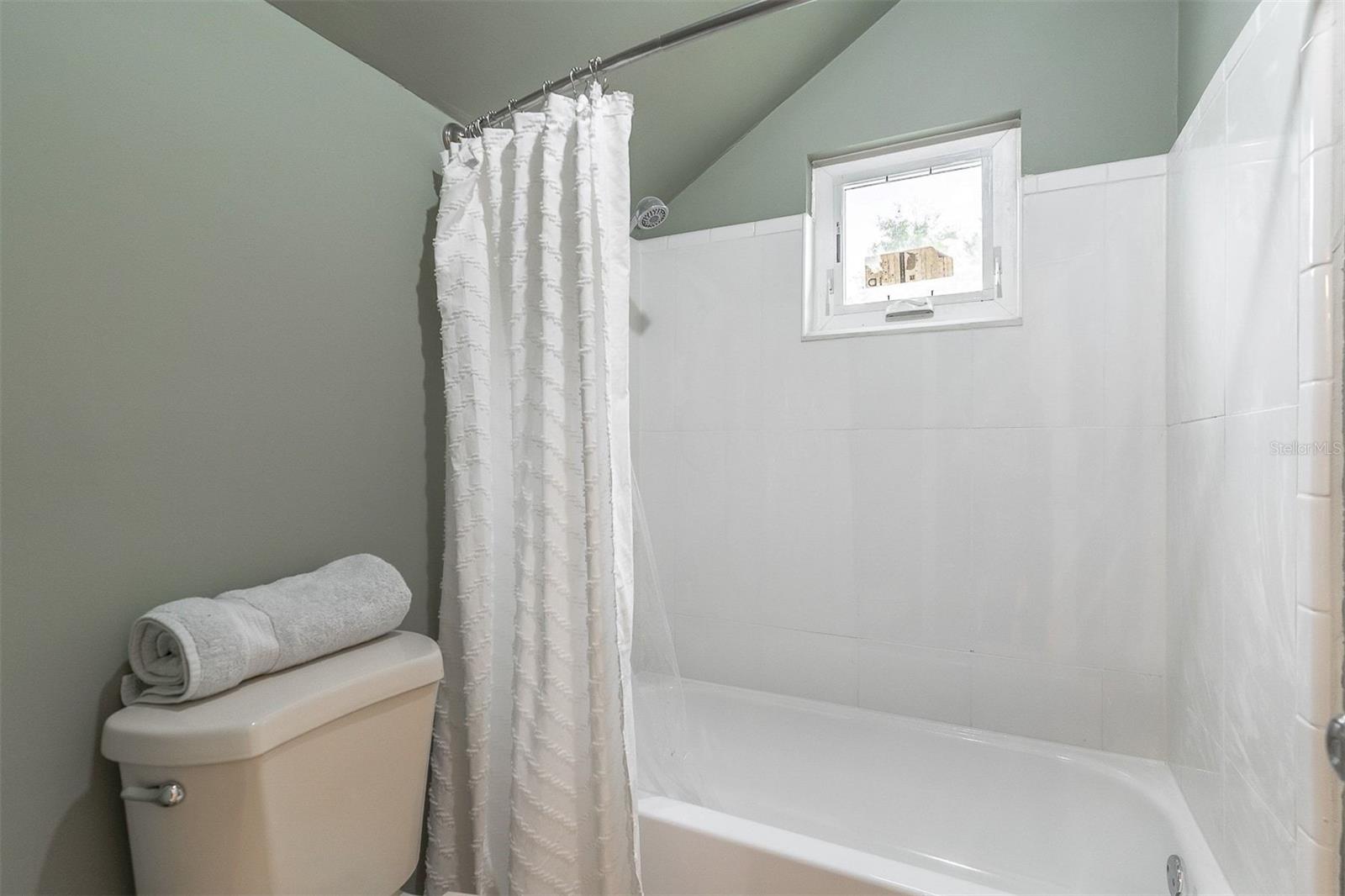 Image 21 of 39 For 1319 Summertree Court