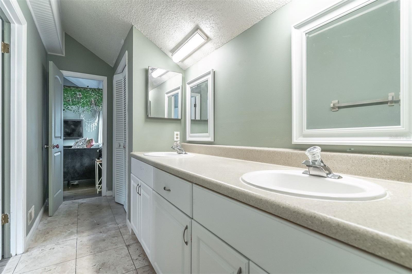 Image 22 of 39 For 1319 Summertree Court