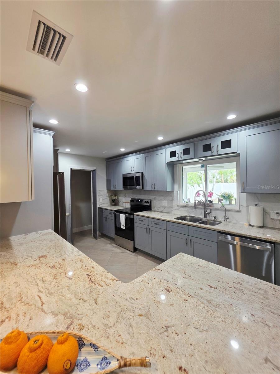 Image 19 of 48 For 3435 Overlook Drive Ne