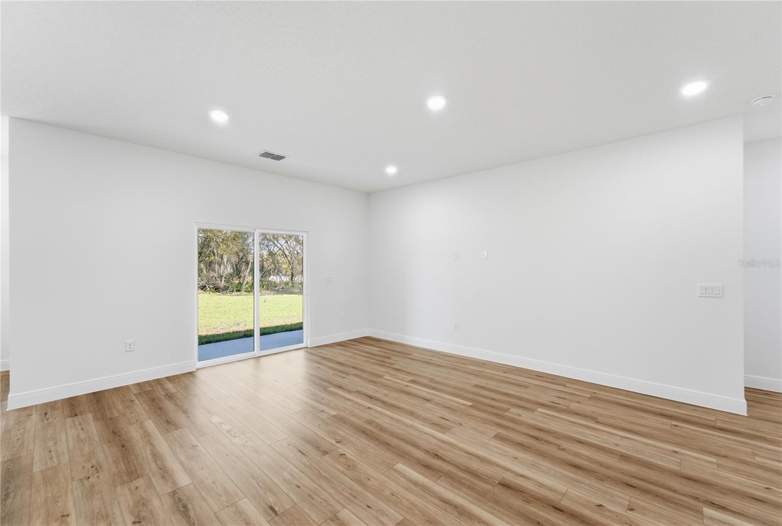 Listing photo id 6 for 13695 40th Circle