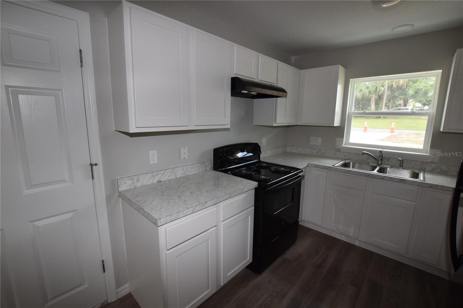 Image 5 of 12 For 925 Mcdonald Avenue