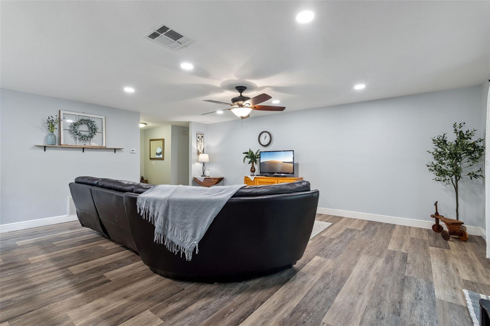 Image 11 of 35 For 859 Benchwood Drive