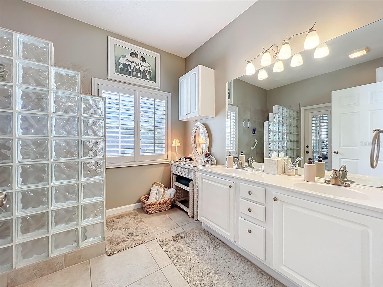 Image 52 of 69 For 233 Hanging Moss Circle