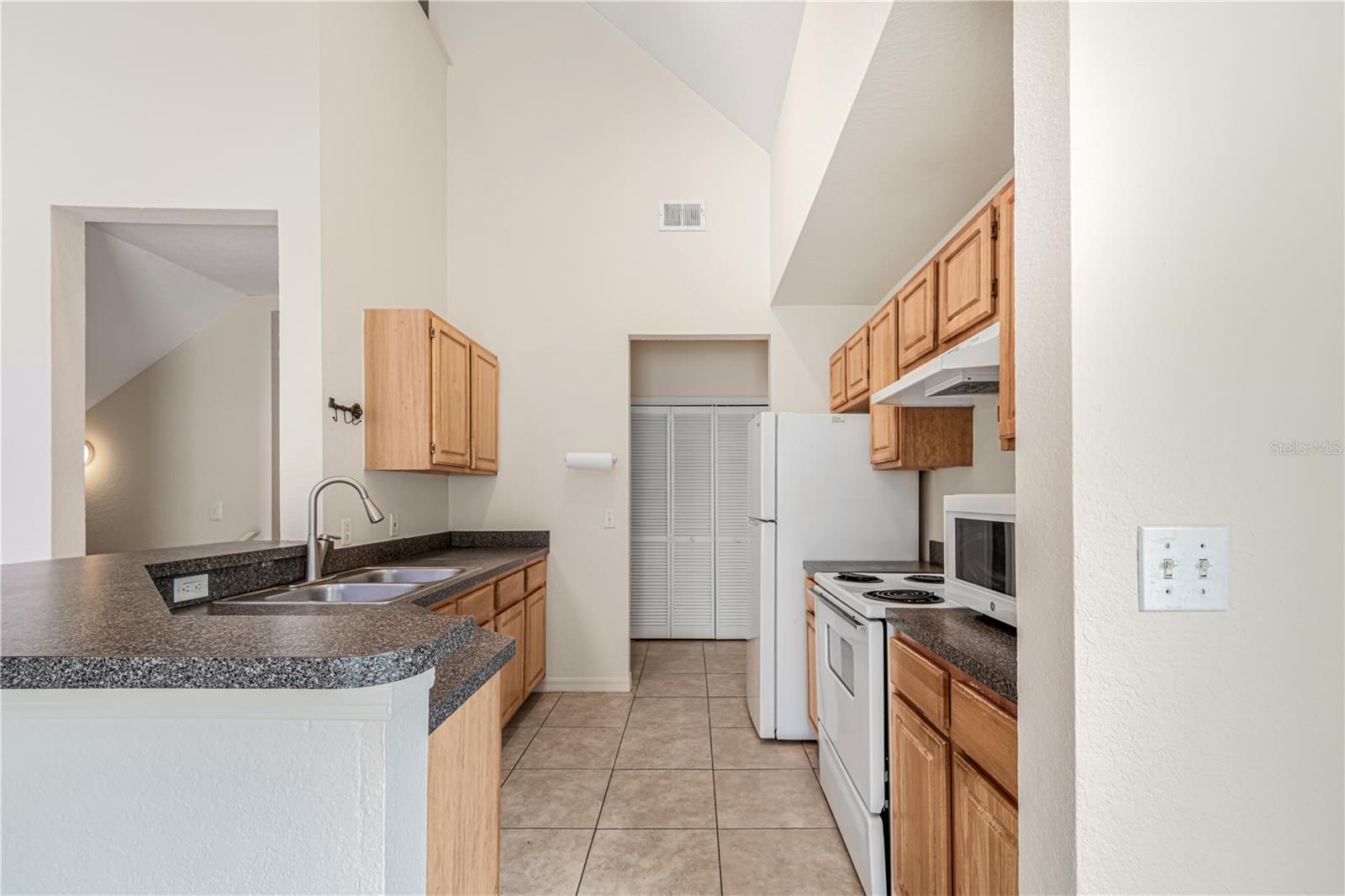 Image 5 of 15 For 6025 Westgate Drive 2527