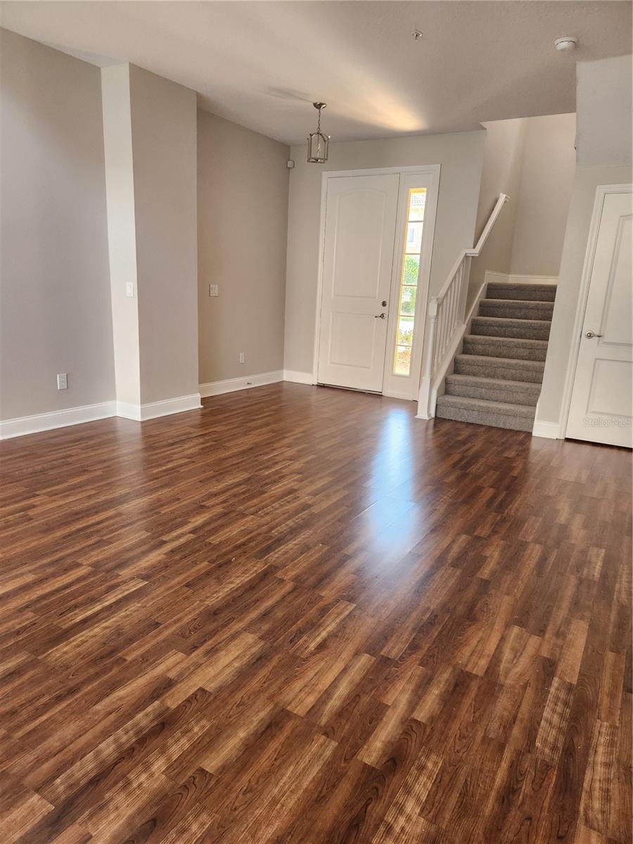 Listing photo id 2 for 1940 Durrand Avenue N-a