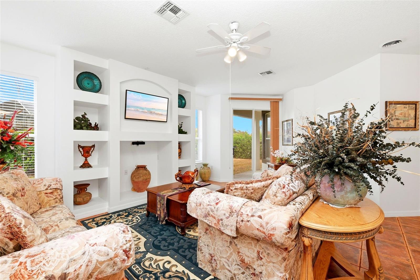 Image 22 of 54 For 910 Lascala Drive