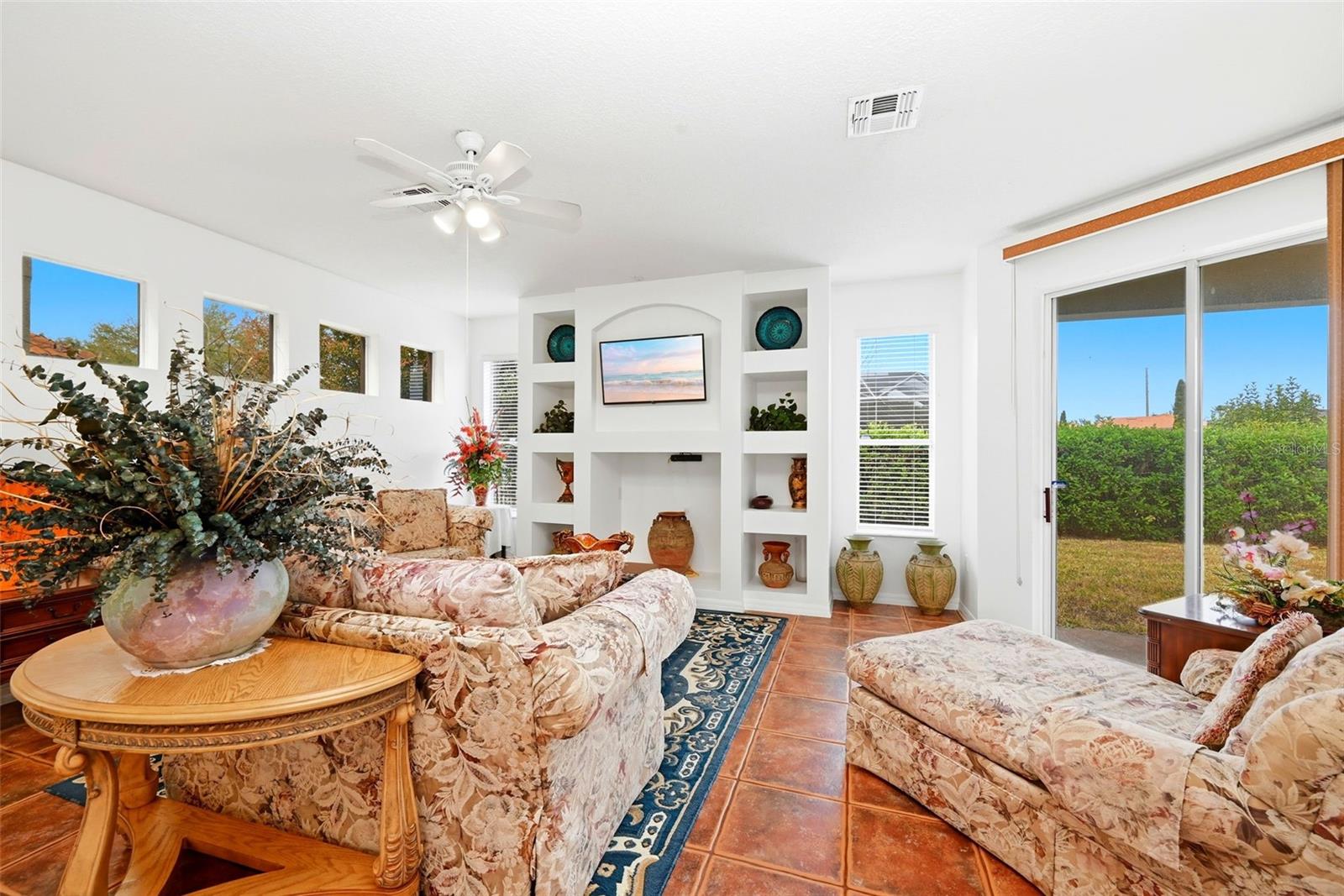 Image 23 of 54 For 910 Lascala Drive