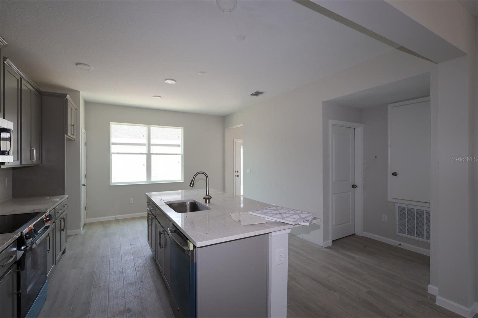 Image 3 of 26 For 1402 Mount Royal Drive