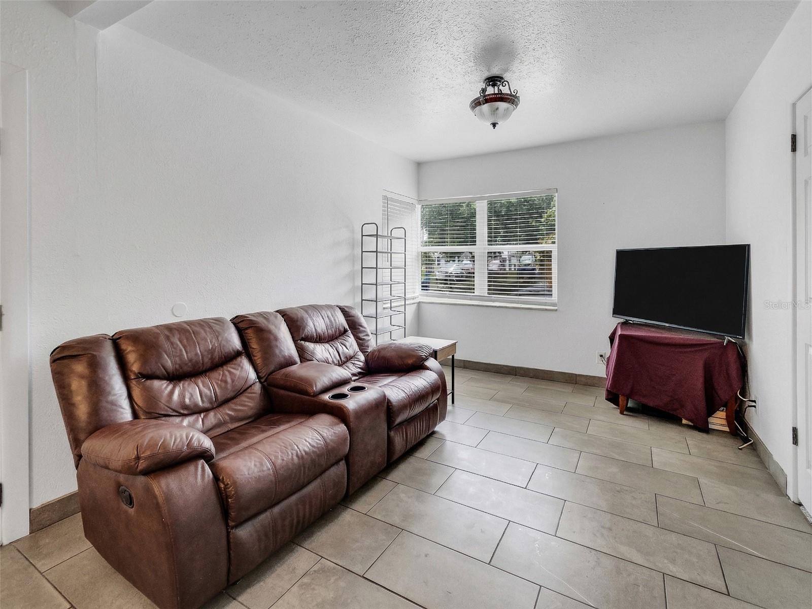 Image 9 of 55 For 2600 Euston Road