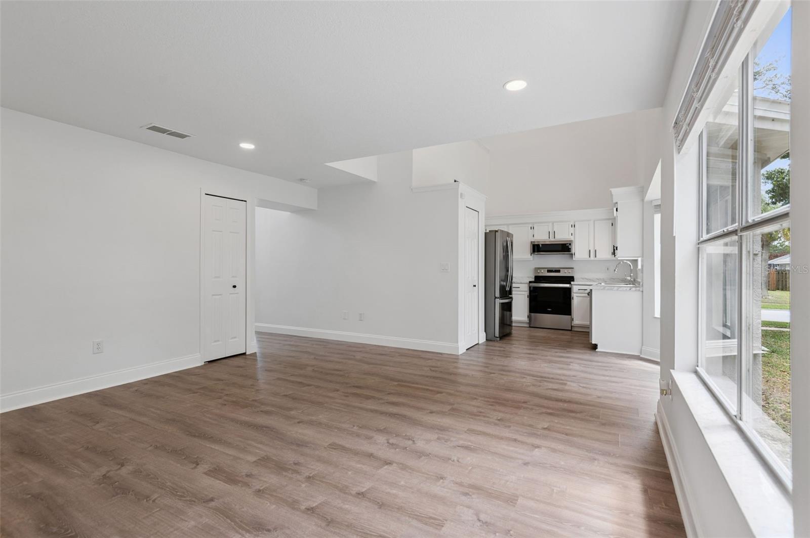 Listing photo id 9 for 7006 Blackberry Ct