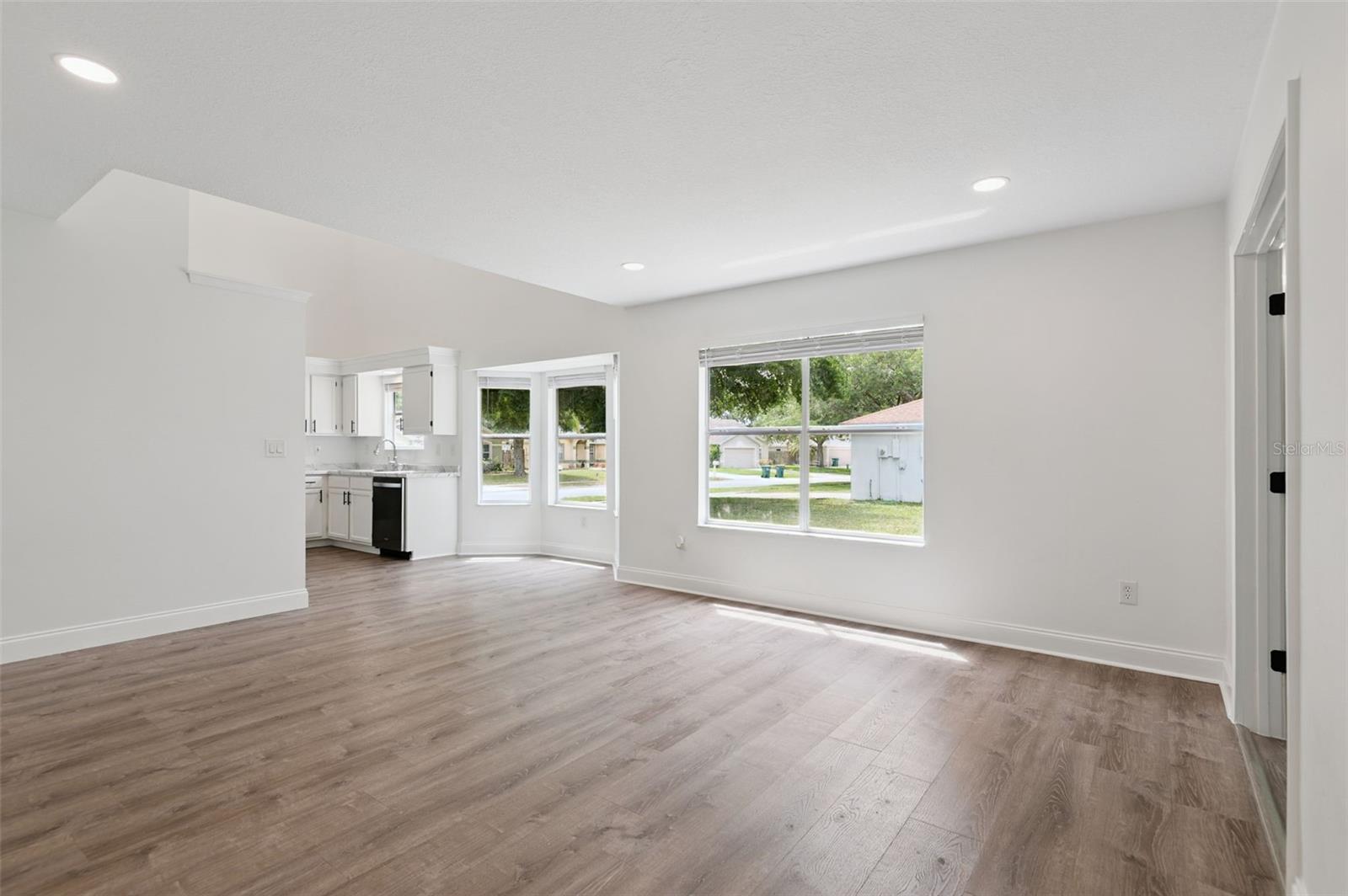 Listing photo id 10 for 7006 Blackberry Ct