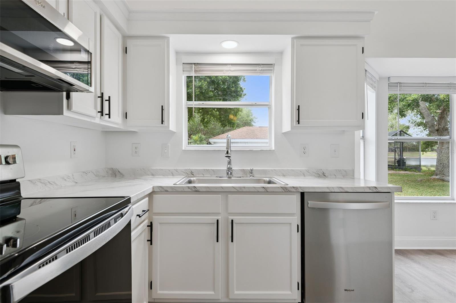 Listing photo id 12 for 7006 Blackberry Ct