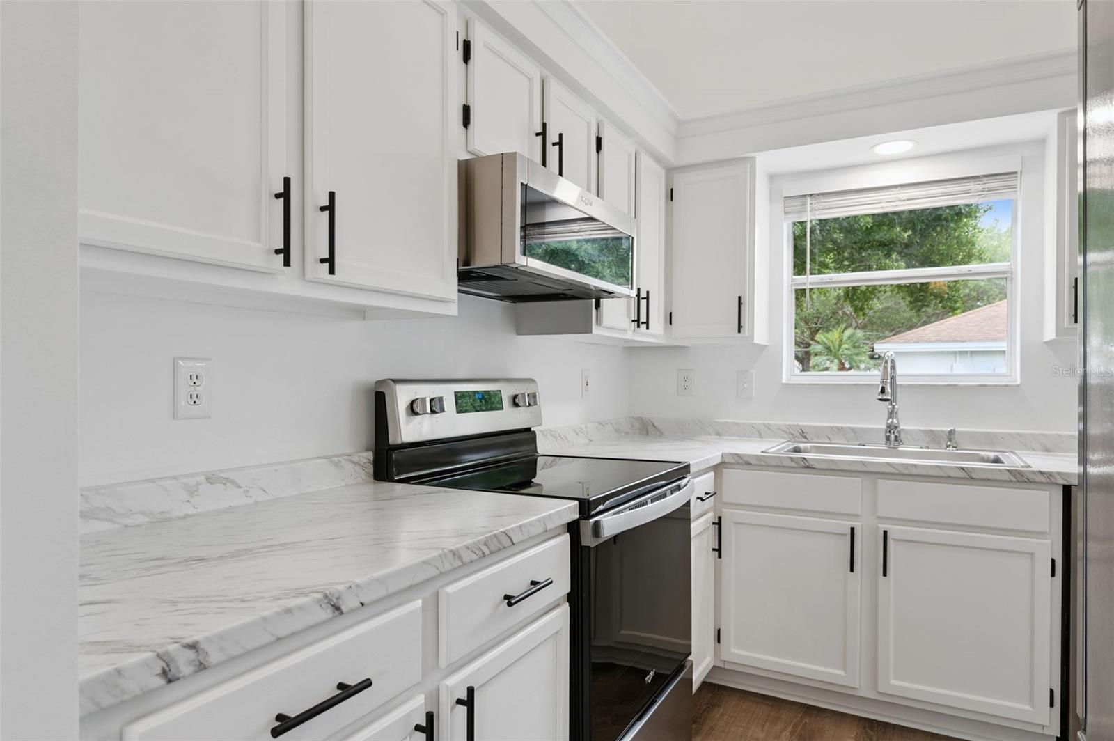 Listing photo id 13 for 7006 Blackberry Ct