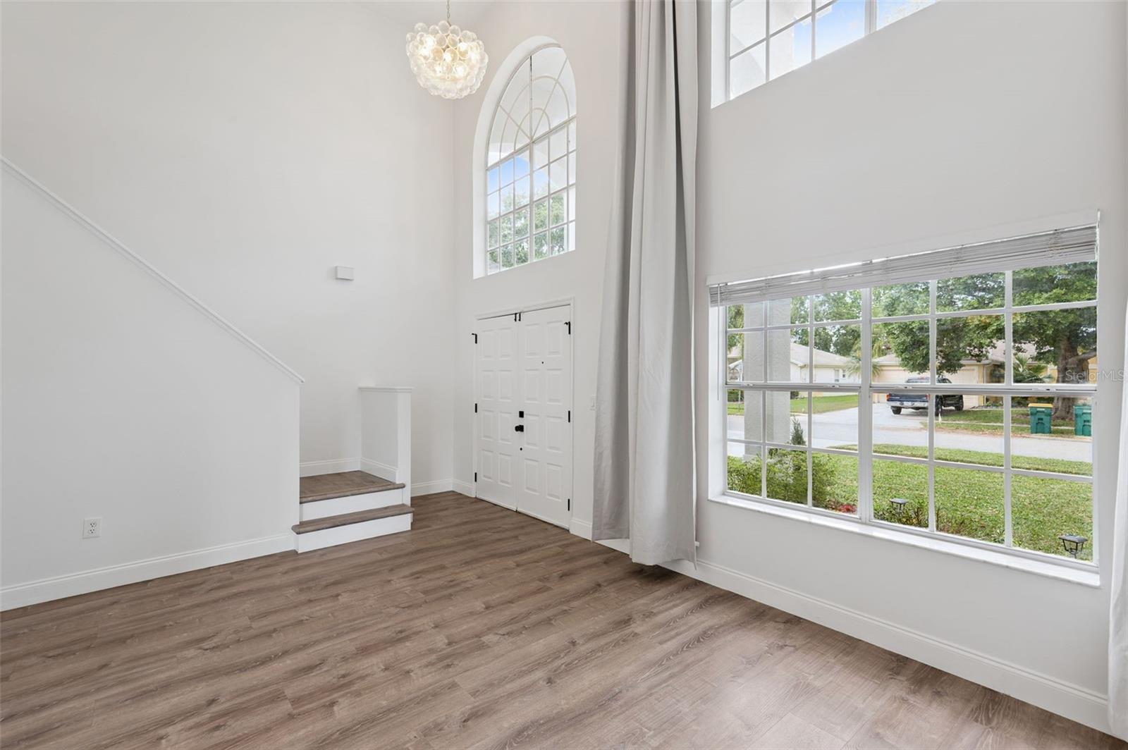 Listing photo id 3 for 7006 Blackberry Ct