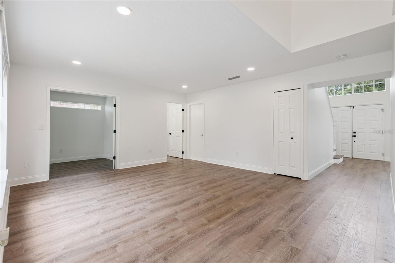 Listing photo id 4 for 7006 Blackberry Ct