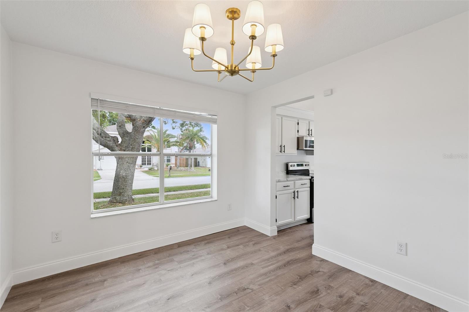 Listing photo id 5 for 7006 Blackberry Ct