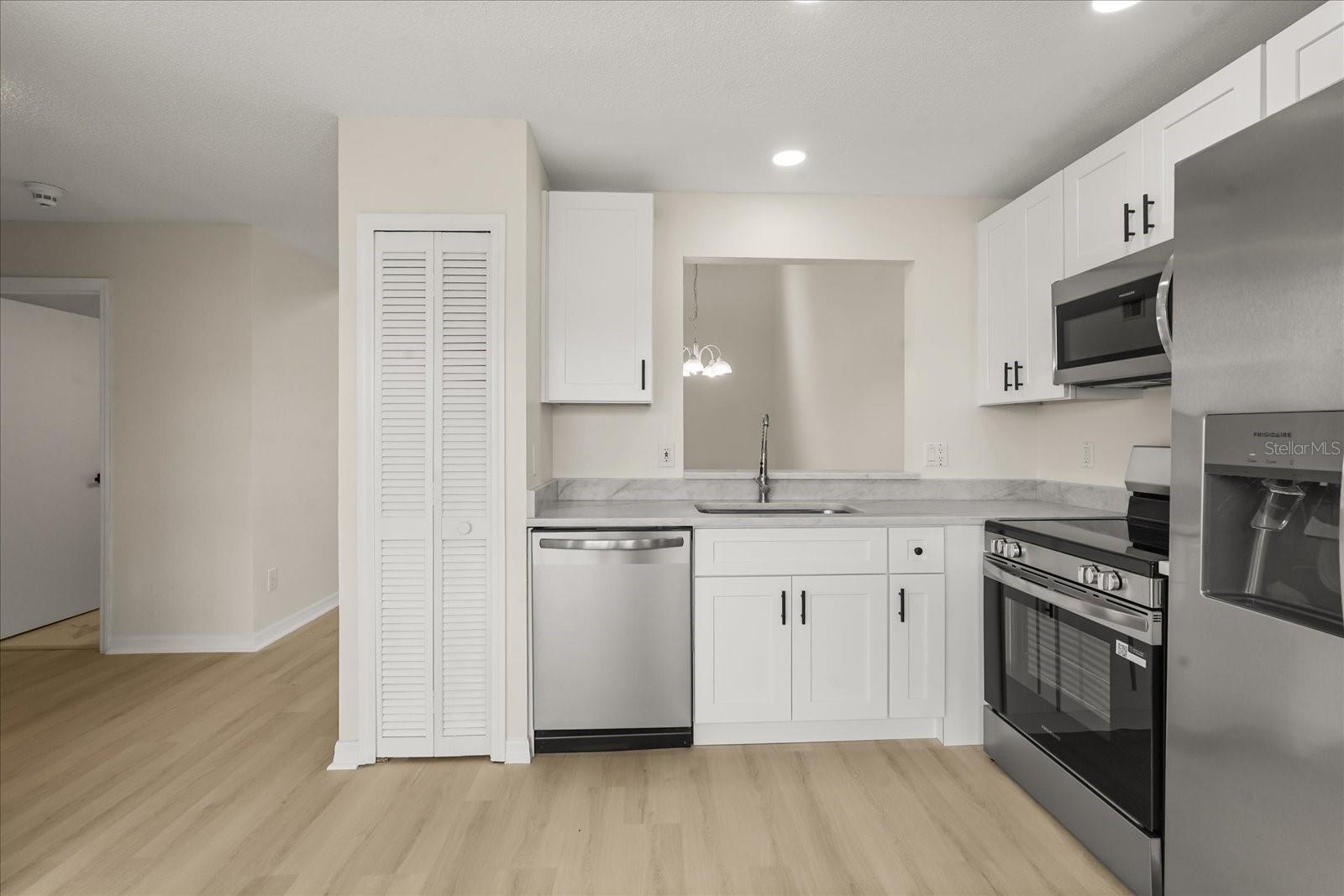 Listing photo id 1 for 14396 Island Cove Drive