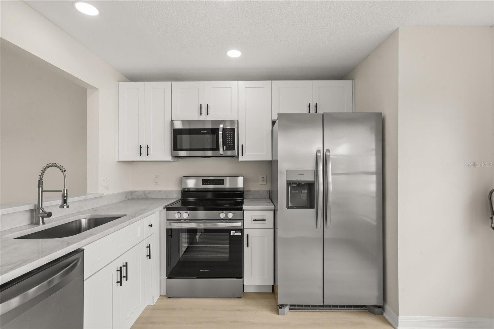 Listing photo id 2 for 14396 Island Cove Drive