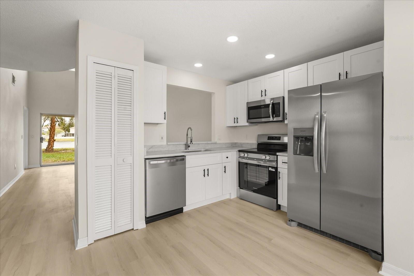 Listing photo id 3 for 14396 Island Cove Drive