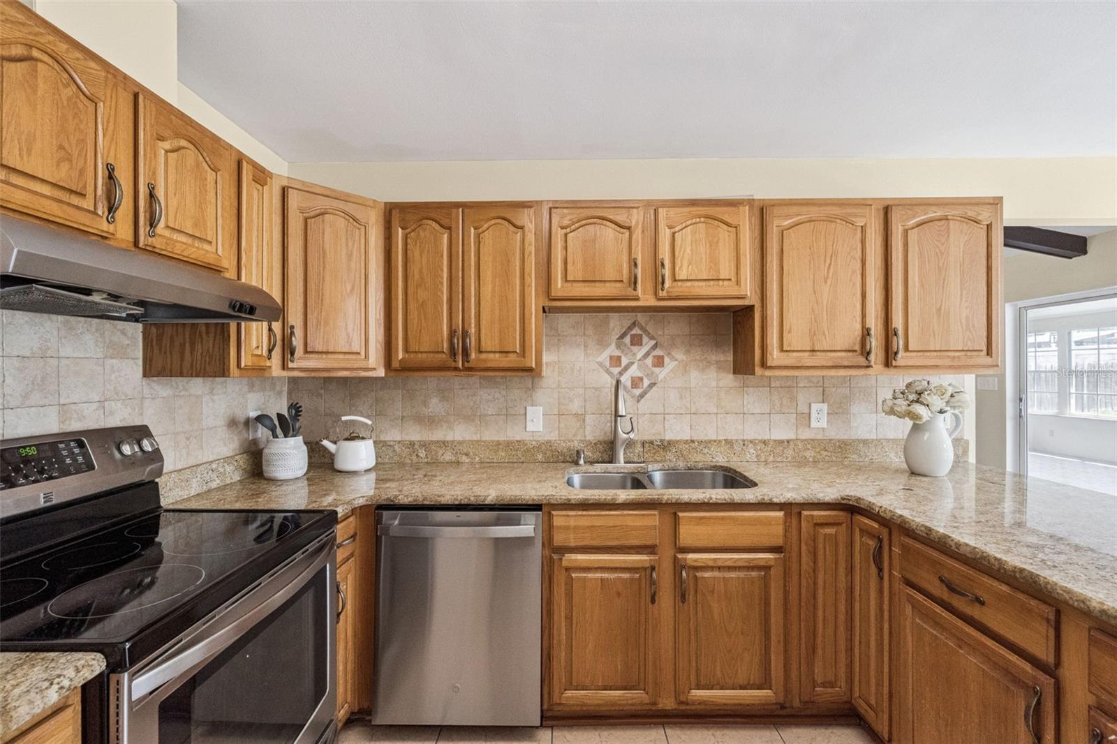 Listing photo id 14 for 4136 Tall Tree Drive