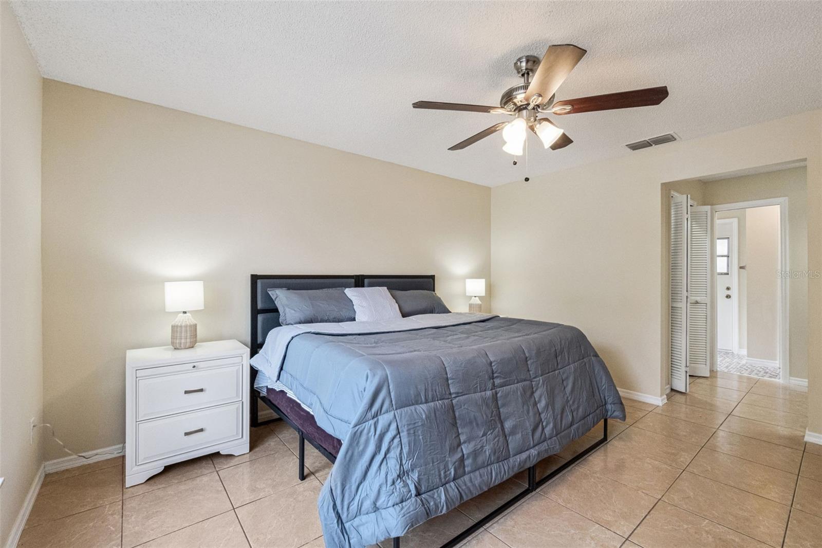 Listing photo id 15 for 4136 Tall Tree Drive