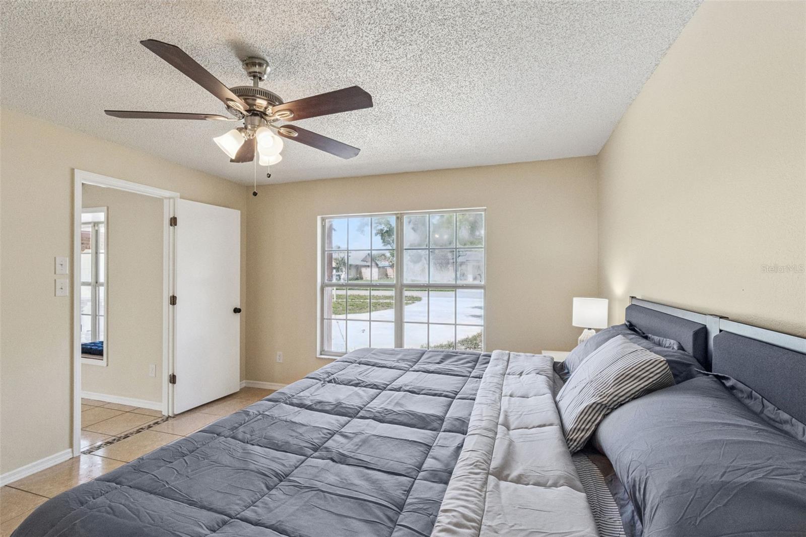 Listing photo id 17 for 4136 Tall Tree Drive