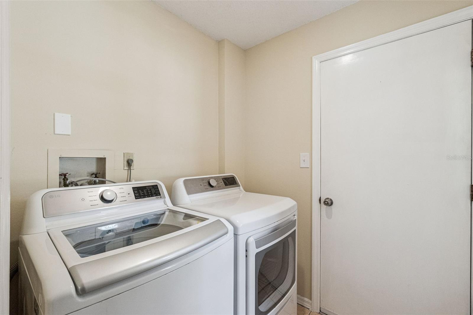 Listing photo id 29 for 4136 Tall Tree Drive