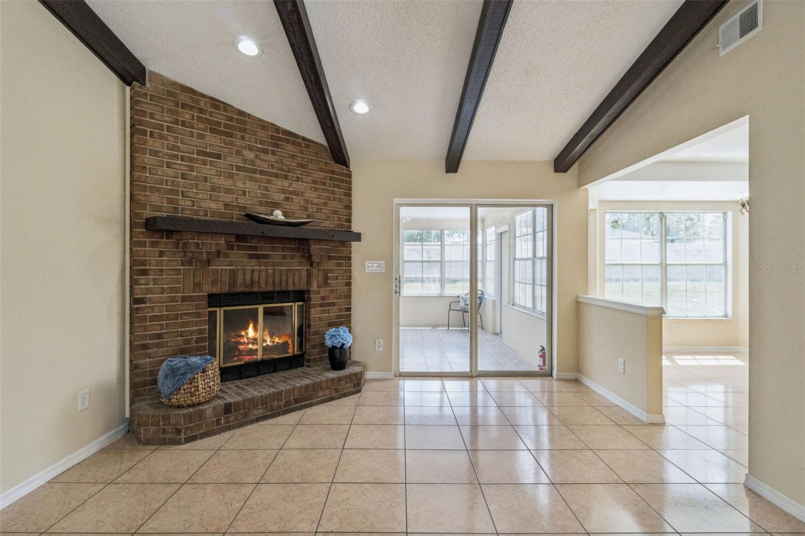 Listing photo id 4 for 4136 Tall Tree Drive